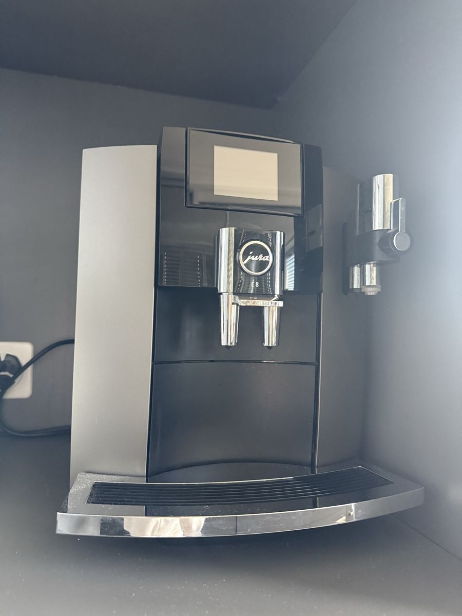 Jura Kaffeemaschinen & Espressomaschinen: Jura E8 Dark Inox  Kaffeevollautomat – Gebraucht aus Neuhausen am Rheinfall von stundgirl