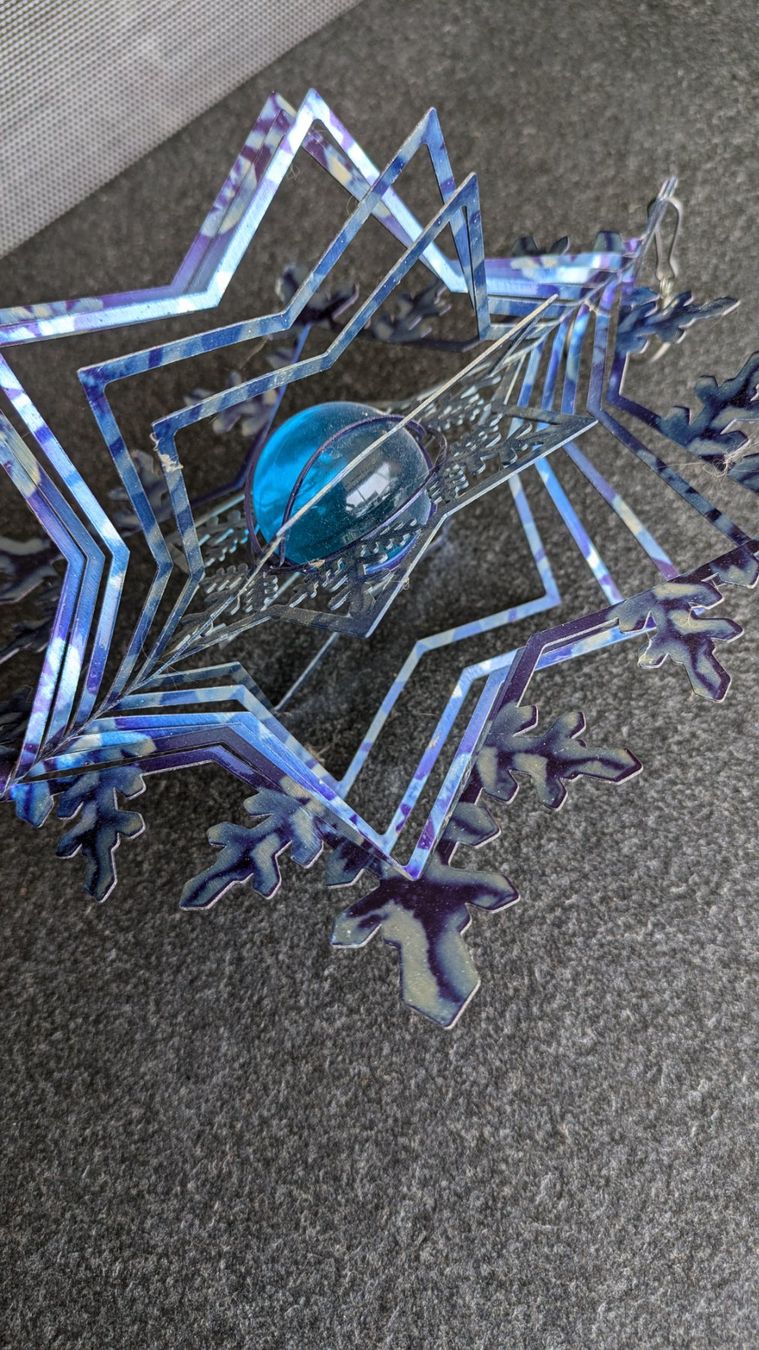 Sonstige Dekorationen & Accessoires: Windspiel "Schneeflocke" - 3D-Effekt mit eisblauer Glaskugel – Gebraucht aus Staufen von Fleby84 1