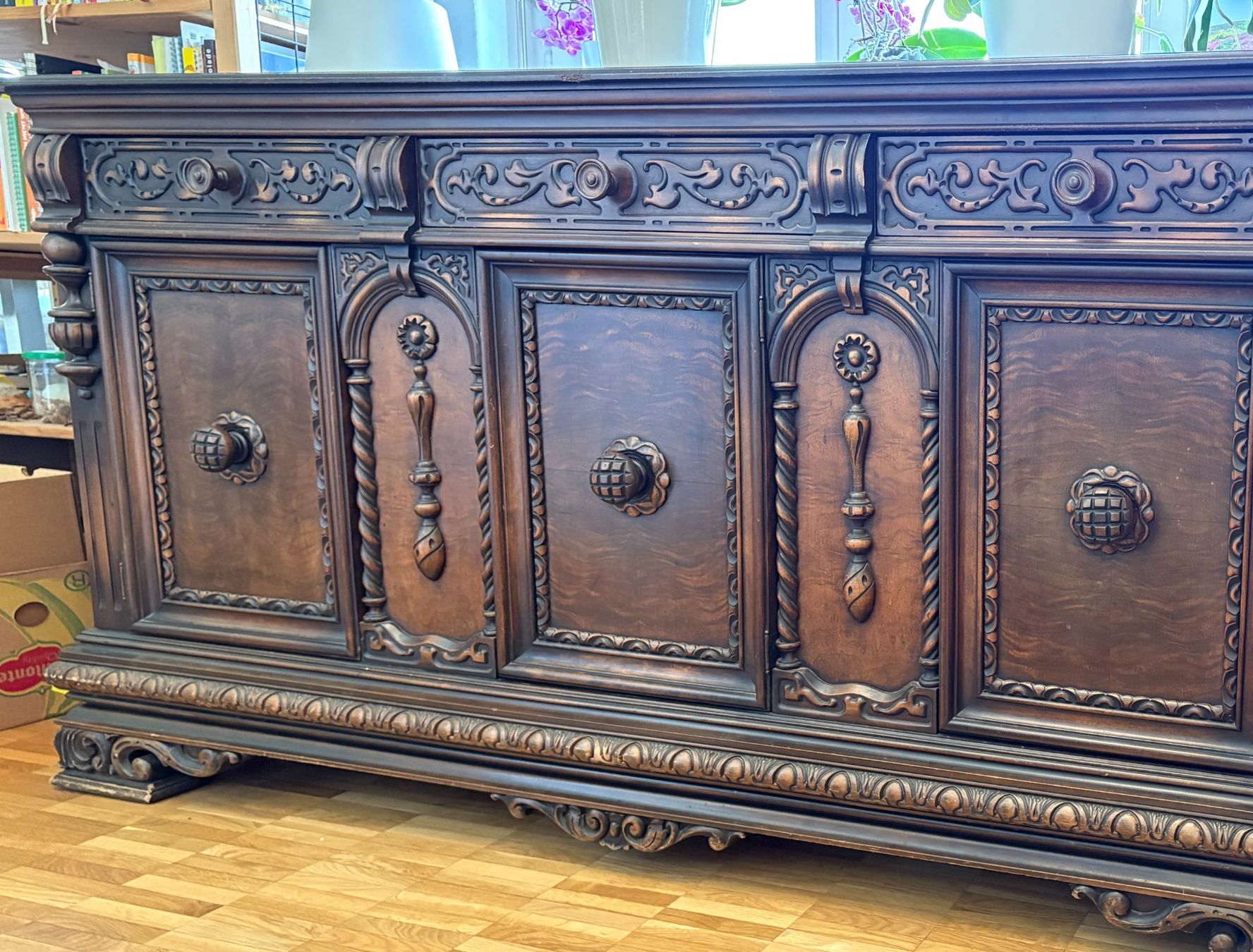 Cassettiere: Sideboard aus Holz mit Zierschnitzereien – Usato da Menzingen venduto da Pacific_5un 1