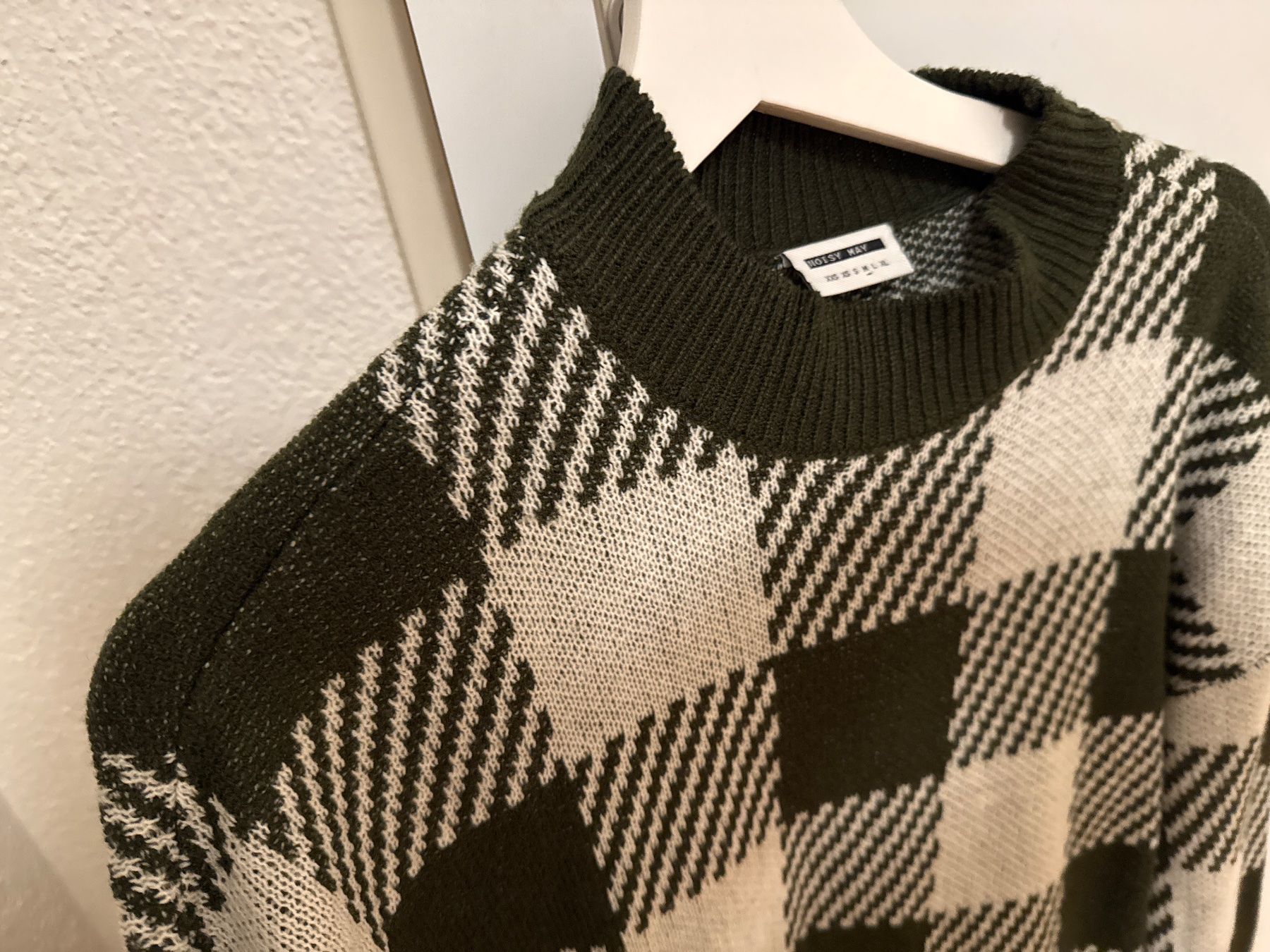 Kleider: Noisy May Strickkleid Olive/Weiss Gr. M – Gebraucht aus Pfäffikon SZ von Melanie335 1