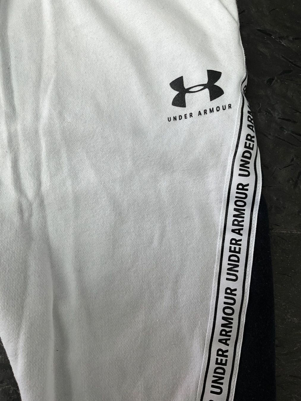 Hosen: Trainerhose, UNDER ARMOUR, Mädchen (ca. 10-12) – Gebraucht aus Stäfa von Rbeerli0 1