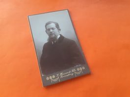 SCHWIIZER MAA DAZUMAL - HOMME avec BARBICHE - PORRENTRUY