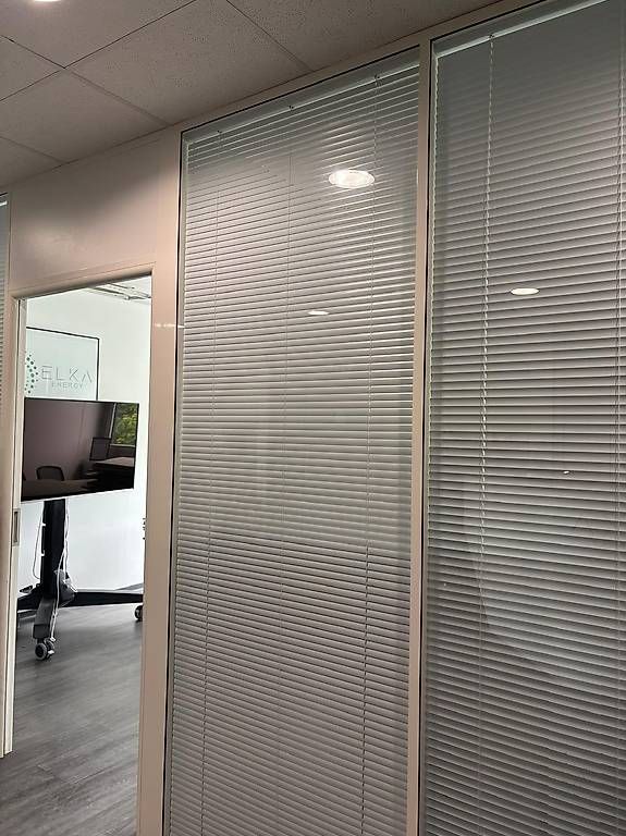 Scrivanie: Parois vitrées de bureau avec stores intégrés modulables – Usato da Marin-Epagnier venduto da ThomasFlury 3