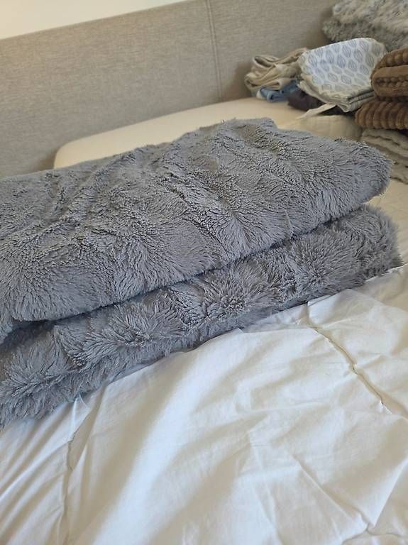 Coperte: 2x Kuscheldecke grau – Usato da Wängi venduto da Bibo4. 2