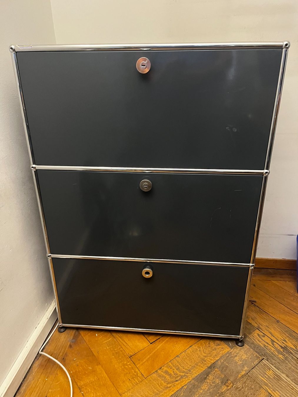 USM Cassettiere: USM Sideboard Kommode dunkelgrau – Usato da Zürich venduto da Allrounders 1