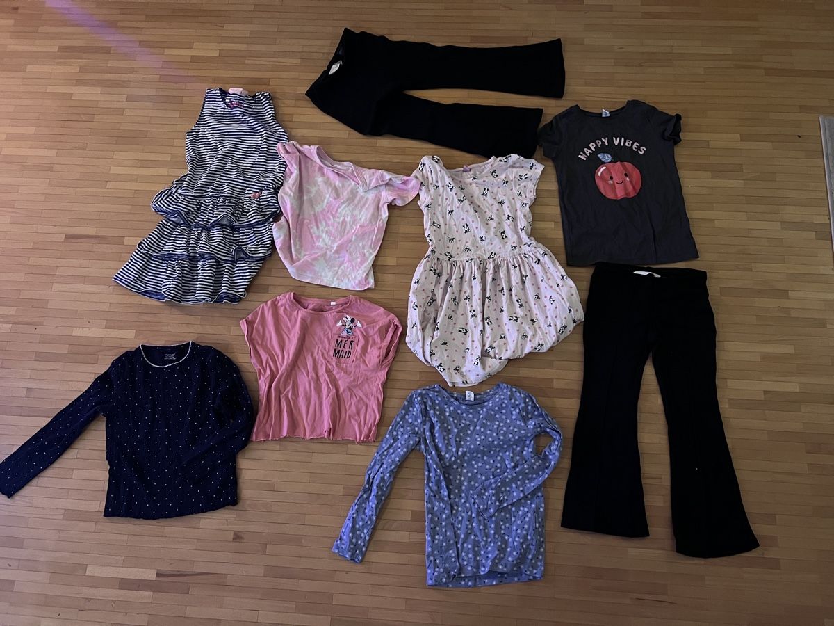 Ensembles coordonnés: Mädchen Kleider Grösse 128 Packet 1 – D'occasion à Rümlang par rue_flohmi