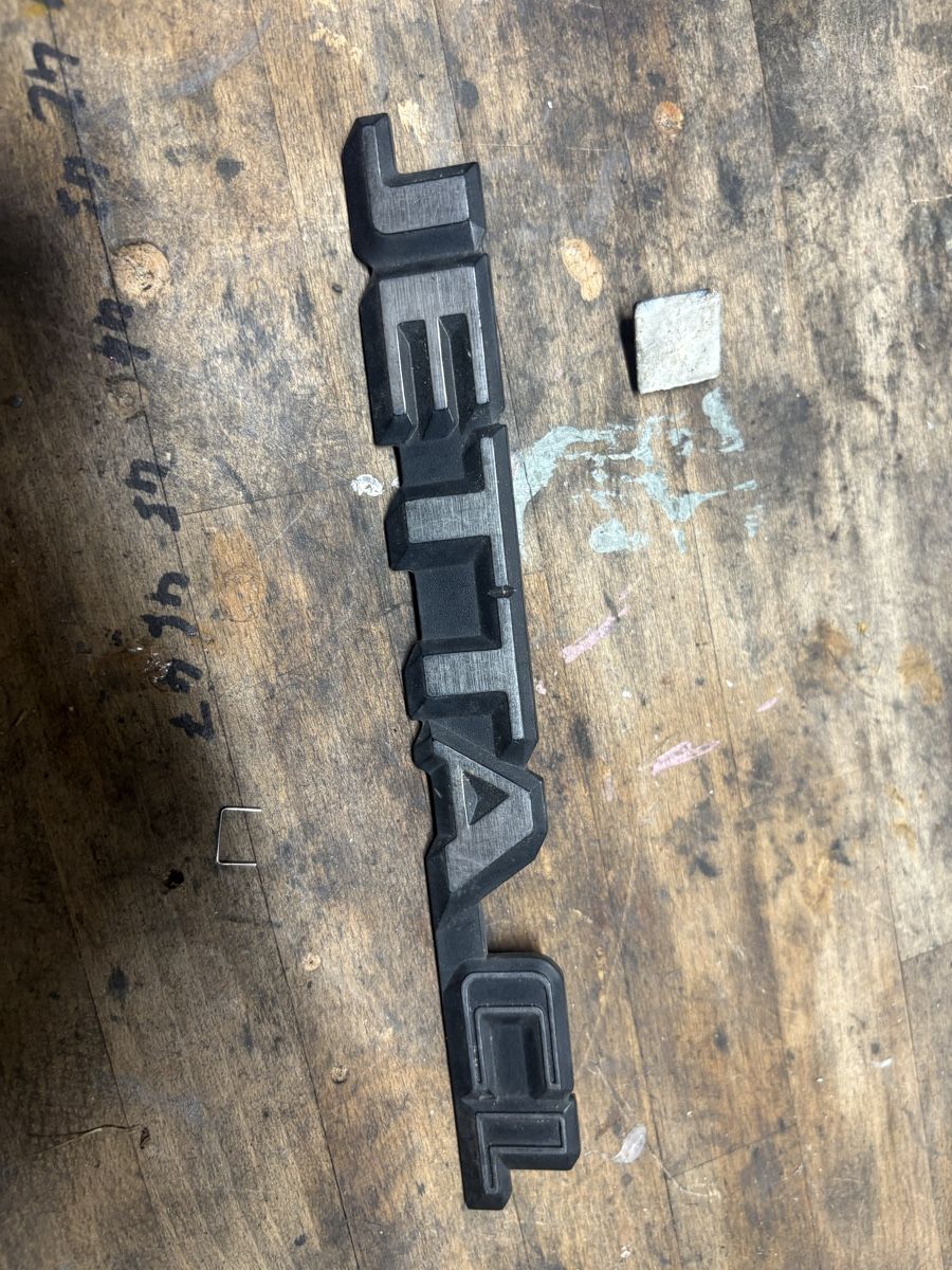 Alle Autoersatzteile: Vw Jetta Emblem  – Gebraucht aus Remetschwil von Tbieri