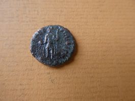 uralte Bronzemünze  Krieger    15 mm     1.86 g