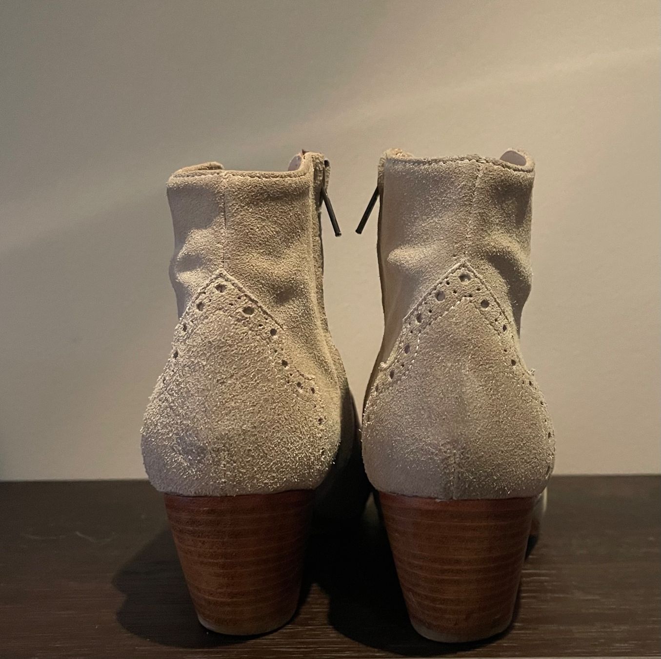 Scarpe da donna: Beige Wildleder Stiefeletten "Hemisphere – Usato da Weiningen ZH venduto da san_7hsm 1