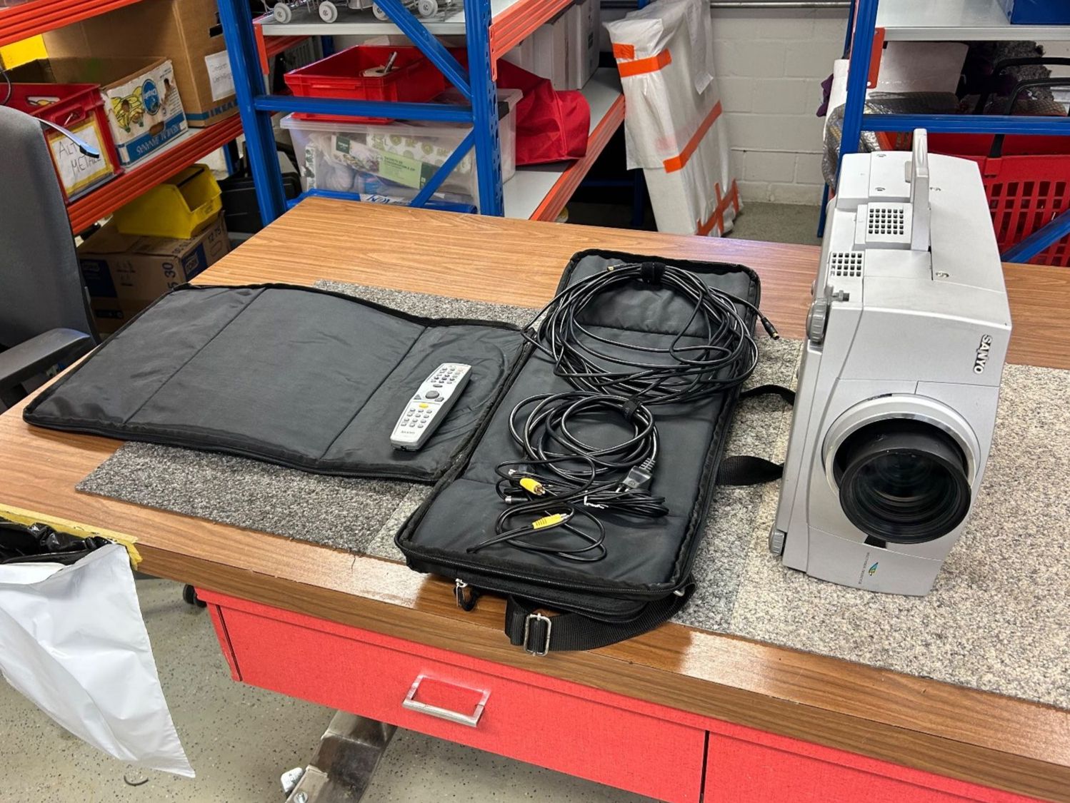 Sanyo Videoprojektoren: Sanyo PLC-XP56 Projector  Beamer – Gebraucht aus Malters von DPHandel 1