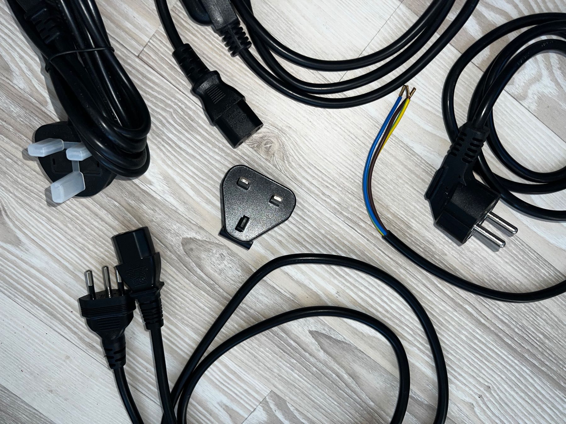 Kabel: Stromkabel Netzteil Stromkabelset Stecker verschiedene Kabel – Gebraucht aus St. gallen von Weltaristokrat 5