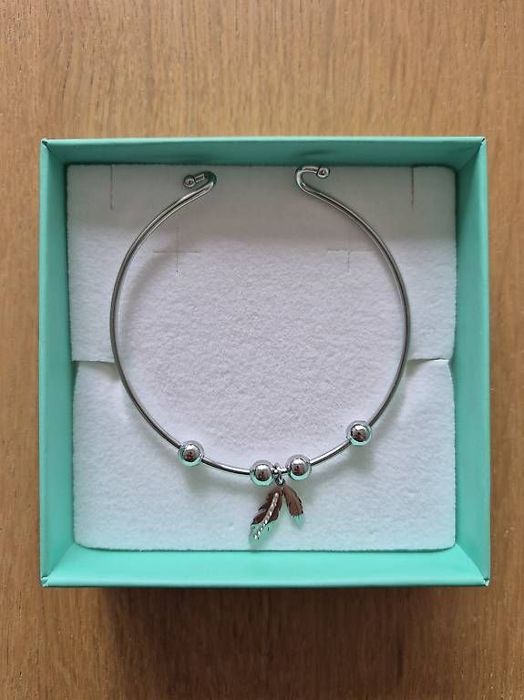 Bracciali & Braccialetti: Armreif Silber mit Feder-Anhänger – Usato da Liebefeld venduto da lor_8d7v