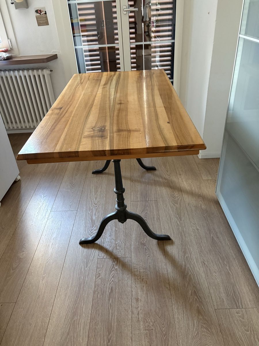 Tables: 1 Beizertisch, mit Gusseisernen Füssen – D'occasion à Neerach par Sirheinz 1