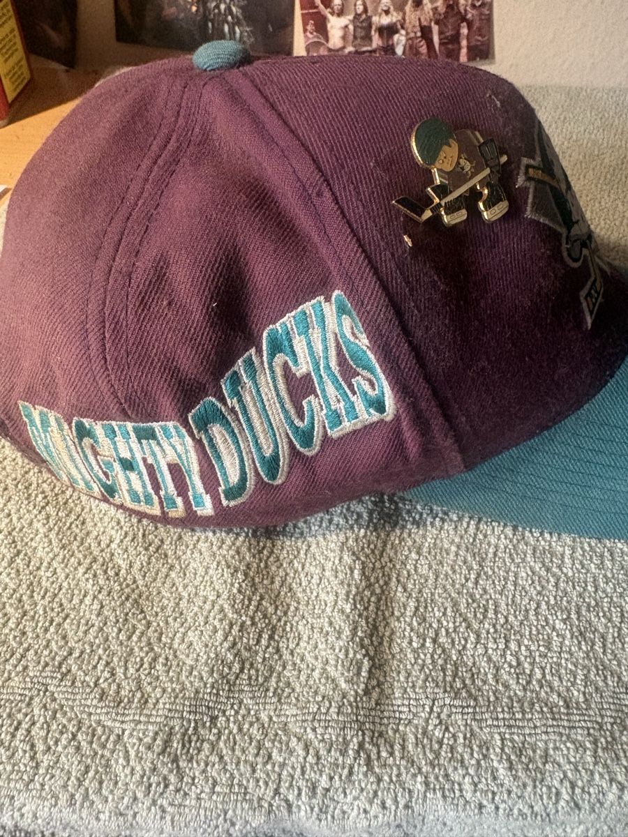 Altro in  Abbigliamento & Accessori: Cap  Anaheim Mighty Ducks  mit Pins – Usato da Balsthal venduto da hammer008 1