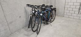 Zwei Citybikes blau und schwarz gebrauchter Zustand