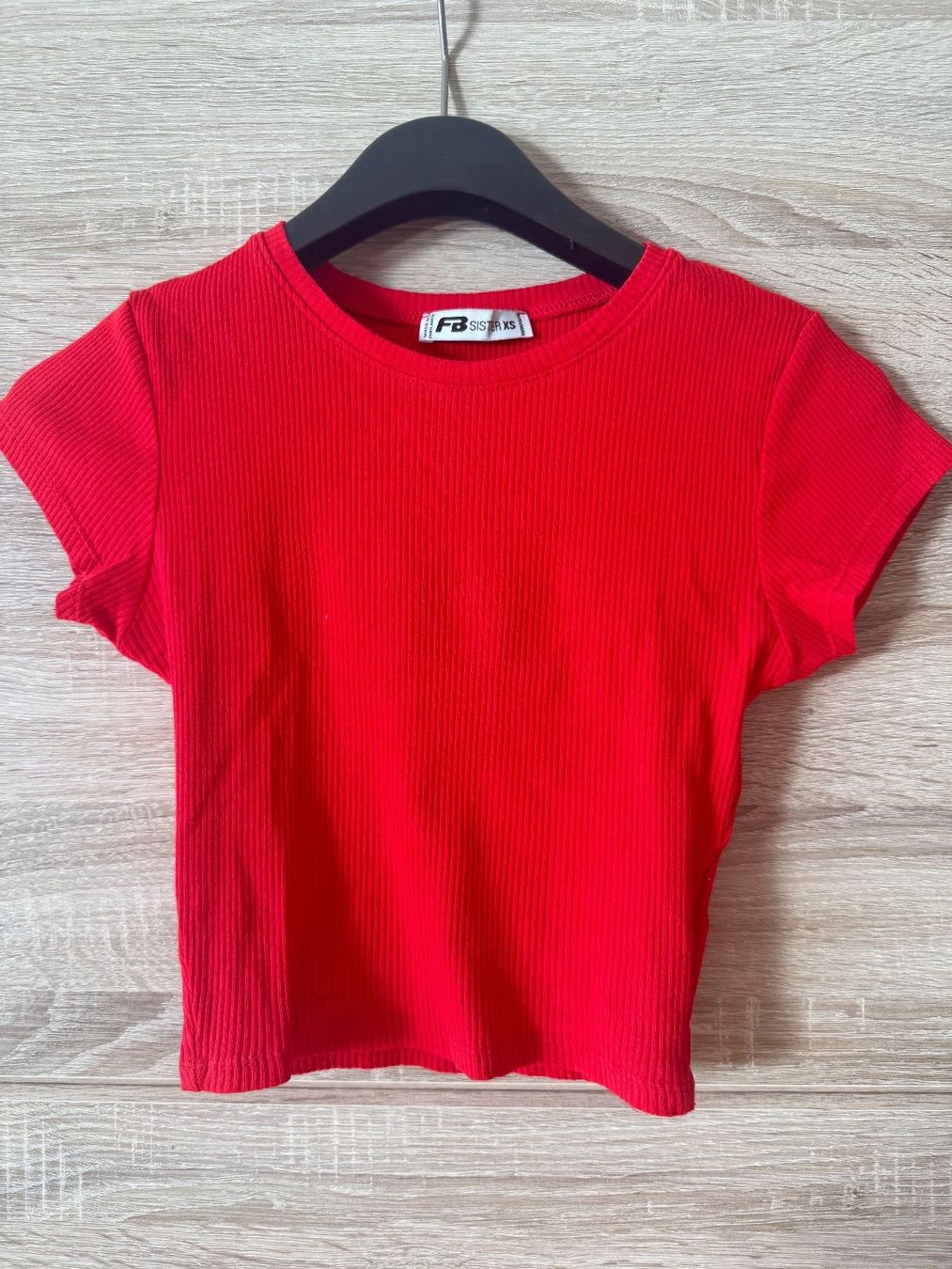 T-shirt: Crop top rouge – Nuovo (secondo la descrizione) da Montreux venduto da Izapechee