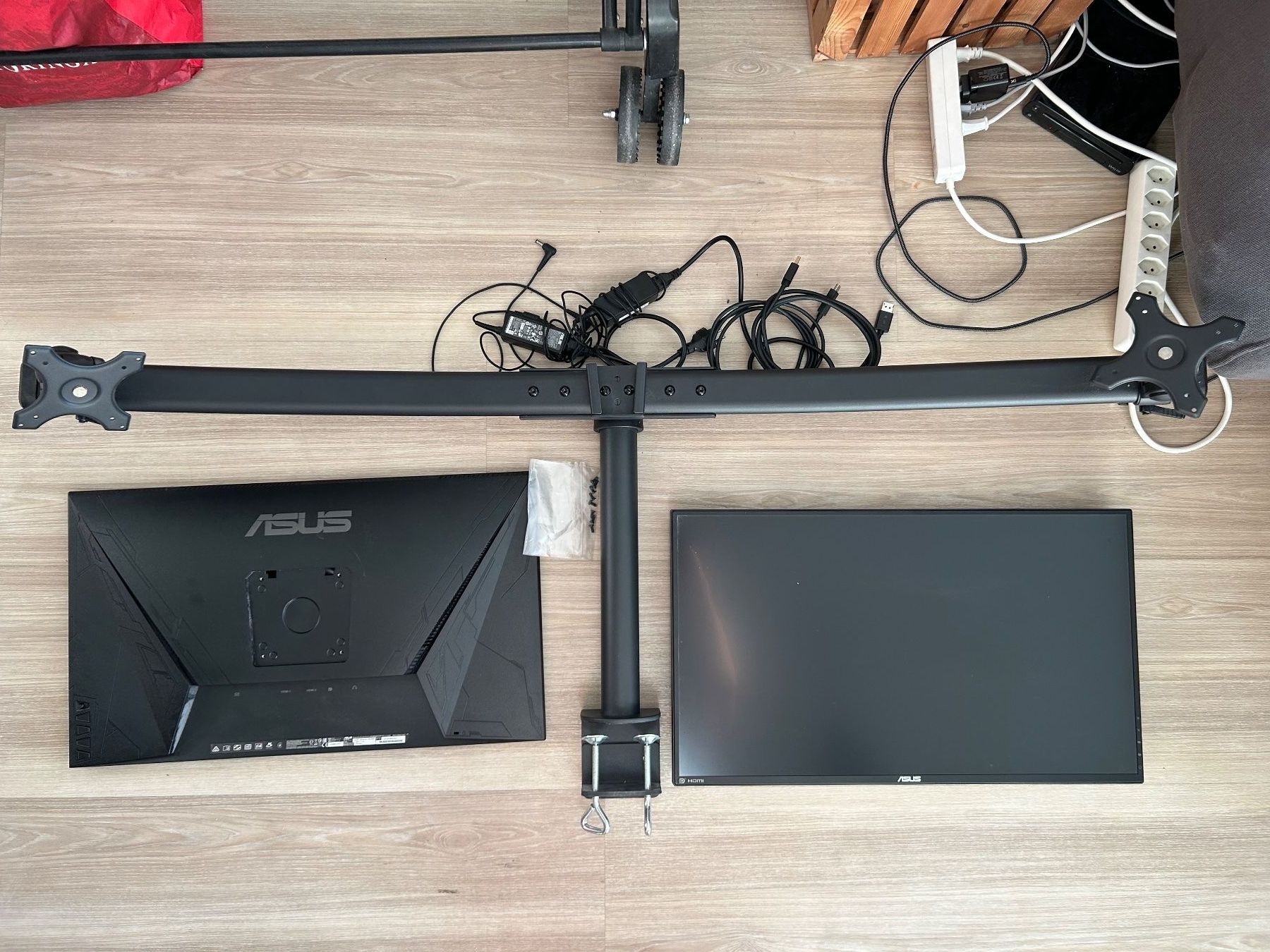 Staffa per monitor: Monitorhalterung Value Triple LCD Arm inkl. 2 Bildschirme – Usato da Winterthur venduto da BasilHaerri