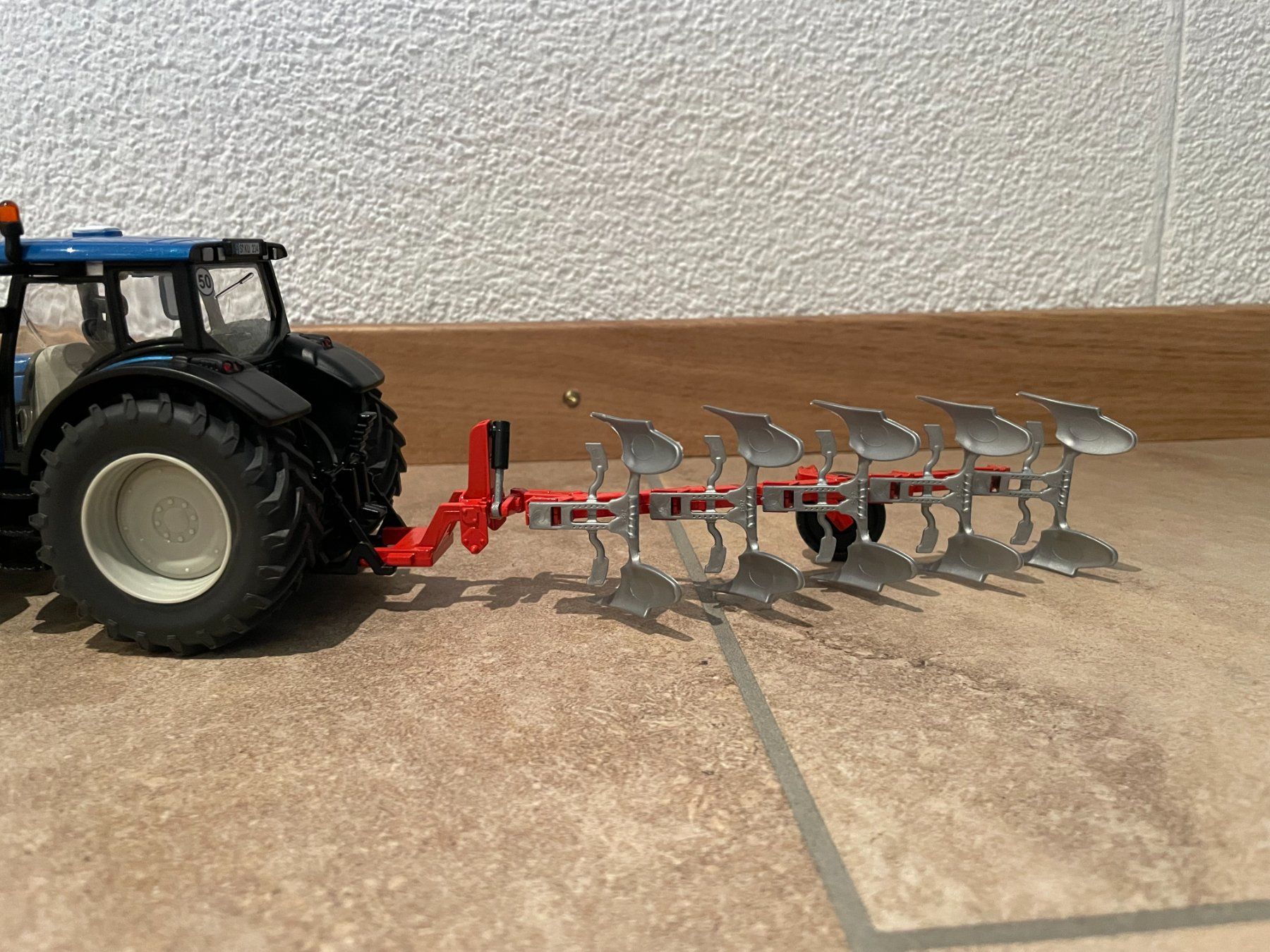 Valtra Traktoren: SIKU Valtra T191 mit Pflug – Neu und originalverpackt aus Kreuzlingen von Stefan1150 4