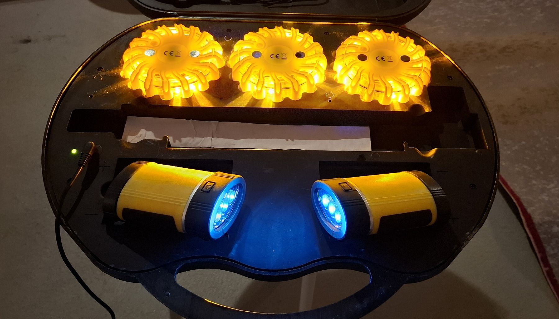 Lampade: Tomworker LED Warnleuchten Set mit Koffer, Out & Indoor! – Usato da Hüttikon venduto da eca_5zw9 1