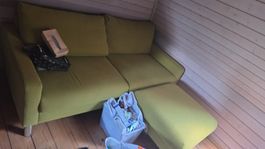 Grünes Sofa mit Hocker zu verkaufen – CHF 90