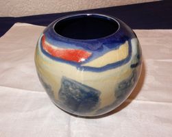 Kleine Keramik Vase kugelförmig,  blau rot gemustert