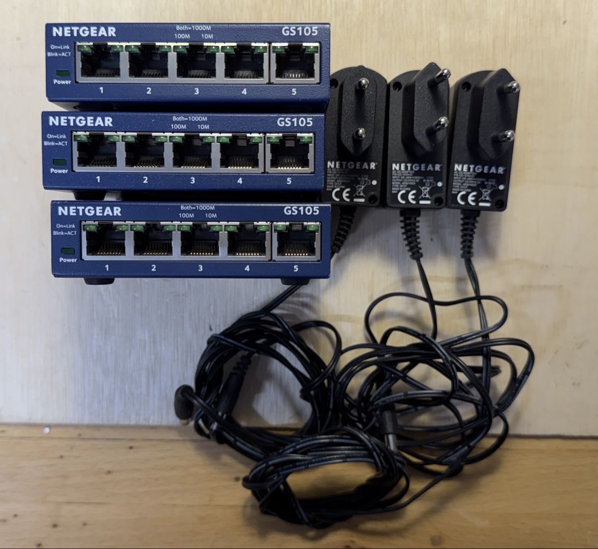 Netgear Hub & Switch: 3x NETGEAR GS105v5 Switch mit Netzteil – Usato da Kleinandelfingen venduto da Mypaq