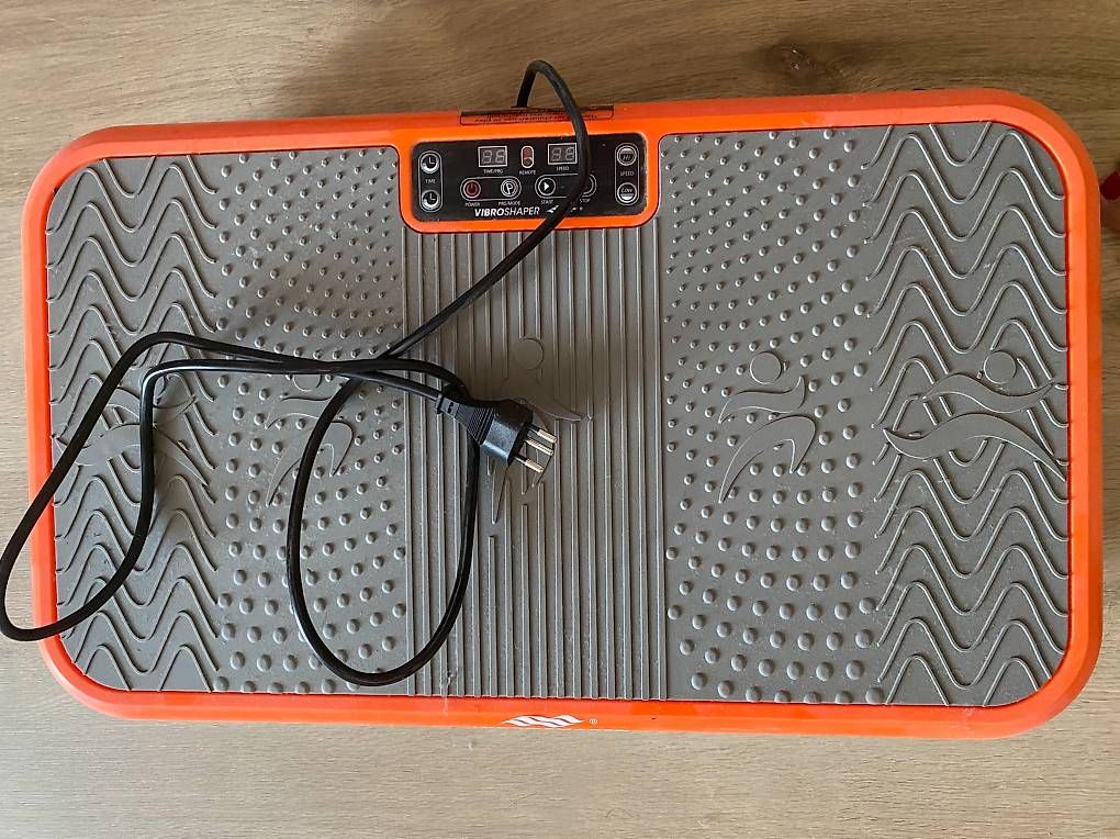 Hometrainer: Vibrationsplatte mit Zubehör – Usato da Sirnach venduto da Aiko013