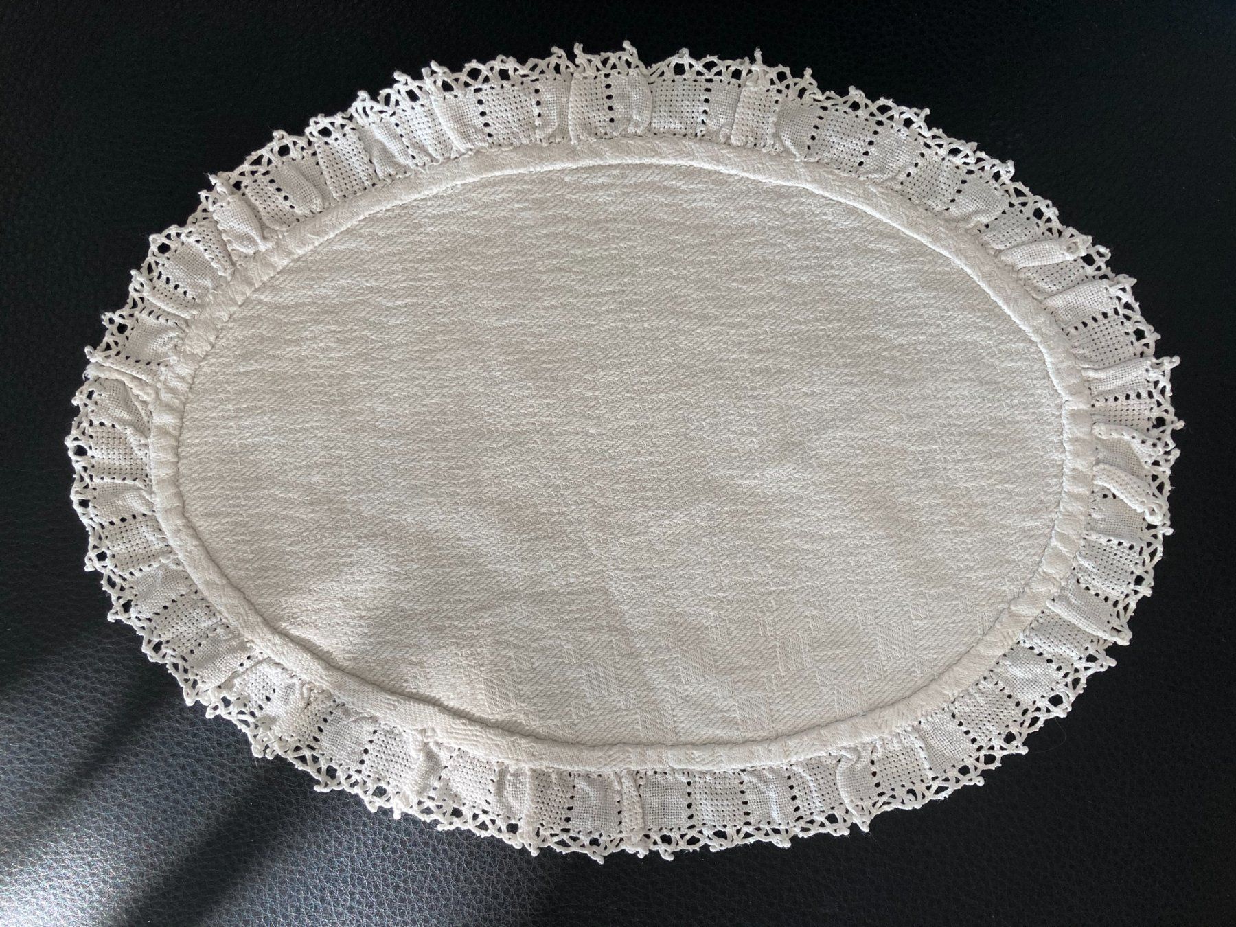 Sottobicchieri: SPITZENDECKCHEN   Baumwolle  nicht ganz oval da  HANDARBEIT – Usato da Subingen venduto da ArtBead 1