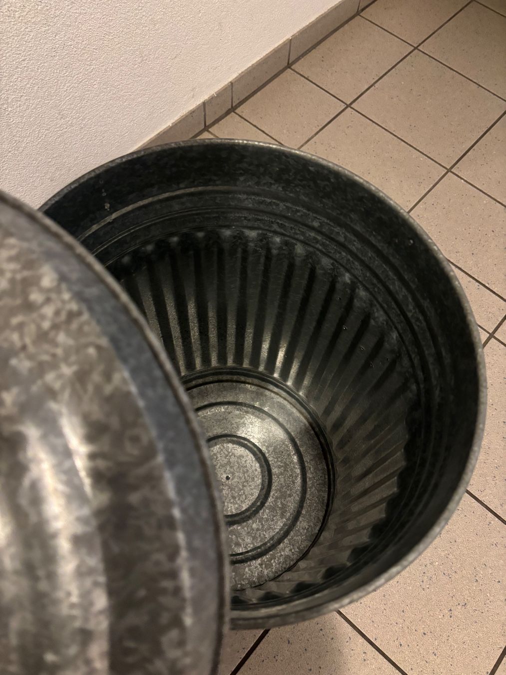 Sonstiges für Haushalt & Wohnen: Metall Abfall Eimer mit Deckel – Gebraucht aus Oberkirch LU von Cascia312 1