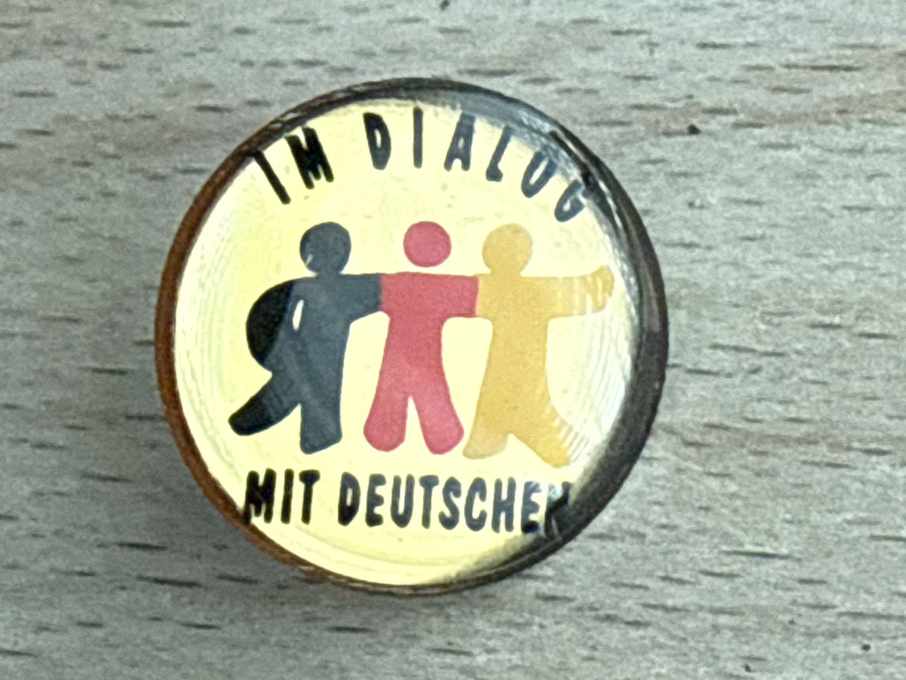 Plaquettes & Badges: Pin IM DIALOG MIT DEUTSCHEN – D'occasion à Glattbrugg par Schweigmatt