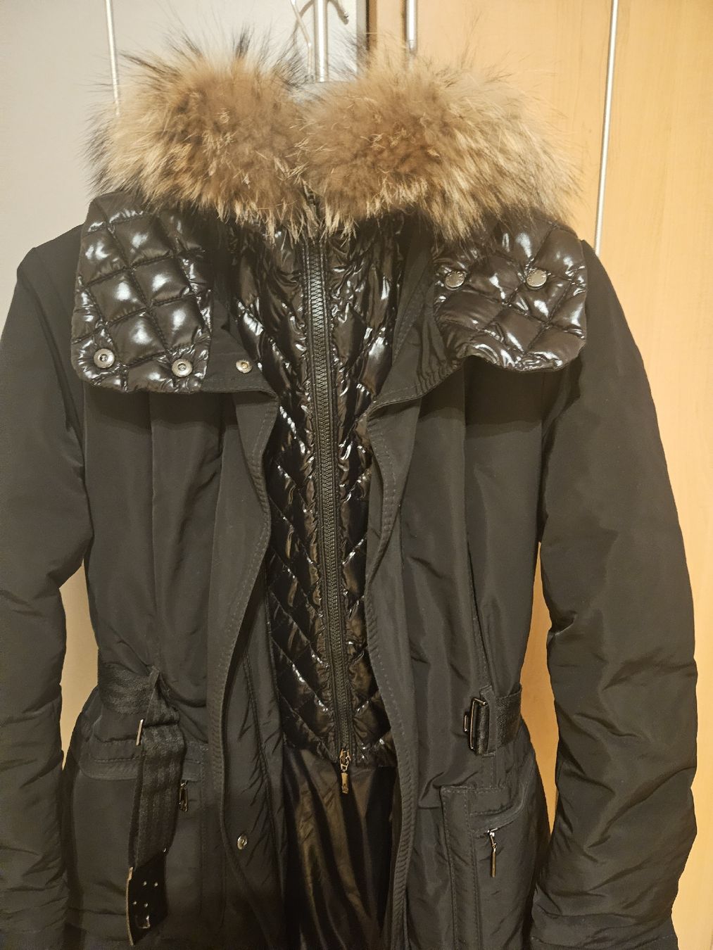 Moncler Giacche: Original moncler jacke mit fell kapuze – Nuovo (secondo la descrizione) da Basel venduto da fragolina08 2
