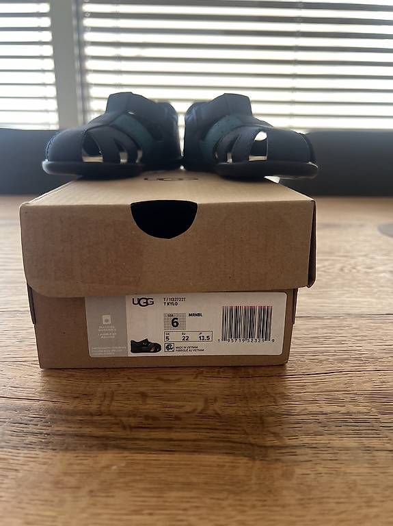 Schuhe für Jungen: Uggs Kindersandale – Gebraucht aus Rotkreuz von Larocca89 2