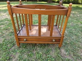 Porte-revues vintage en bois sur roulettes avec tiroir