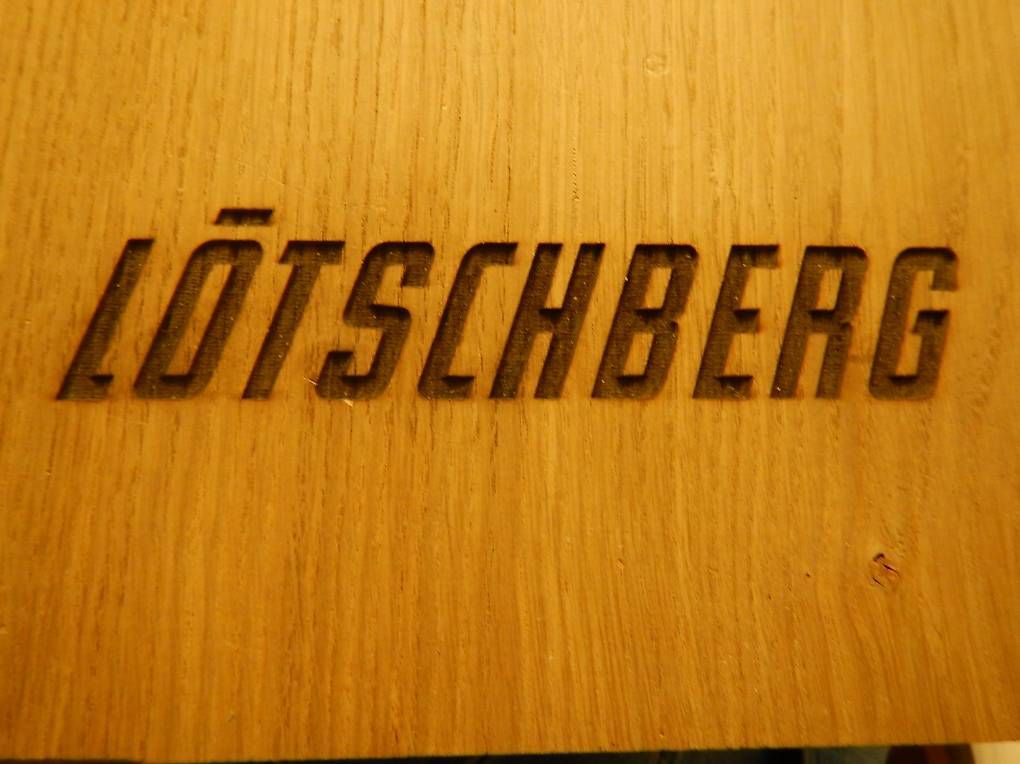 Articoli in legno: Brett mit eingeprägtem Schriftzug Lötschberg – Usato da Hinterkappelen venduto da atomschnee 3