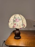 Nachttischlampe aus Holz mit floralem Lampenschirm