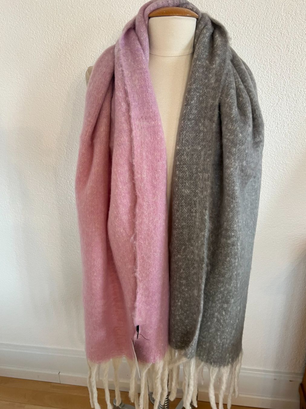 Foulard & Sciarpe: YEHWANG Schal, Grau/Rosa, NEU – Nuovo (secondo la descrizione) da Worb venduto da farben20zauber 1