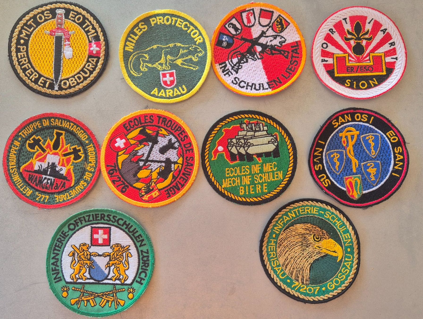Schweizer Armee Placchette & Badge: Konvolut Verbandsabzeichen A95 – Usato da Dottikon venduto da Robawa