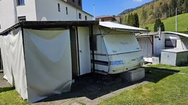 Wohnwagen mit festem Vorbau und Schutzdach