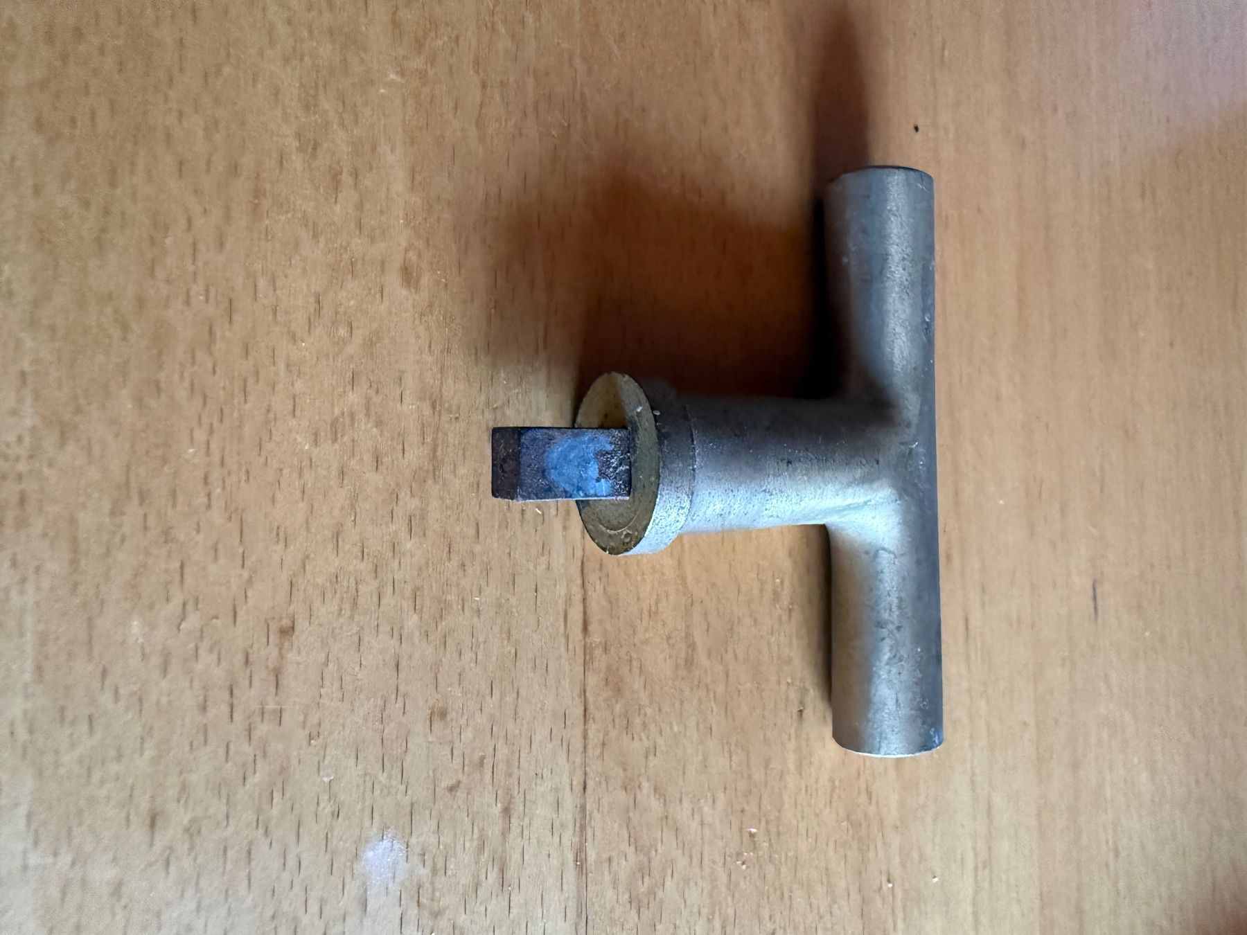 Eisenwaren: alter Fenstergriff aus Metall – Gebraucht aus Amden von vipernatter