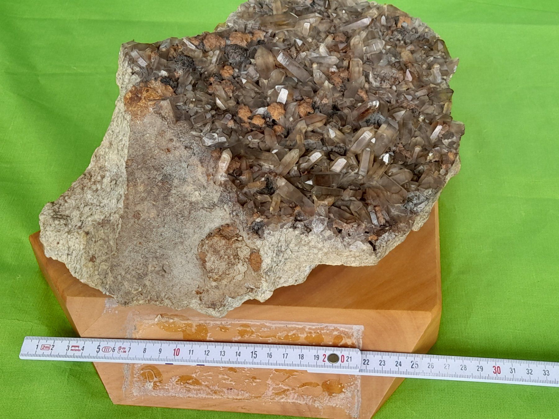 Minerali & Pietre curative: Bergkristall/Rauchquarz-Stufe gross – Usato da Aeschi b.Spiez venduto da 52_wochen 2