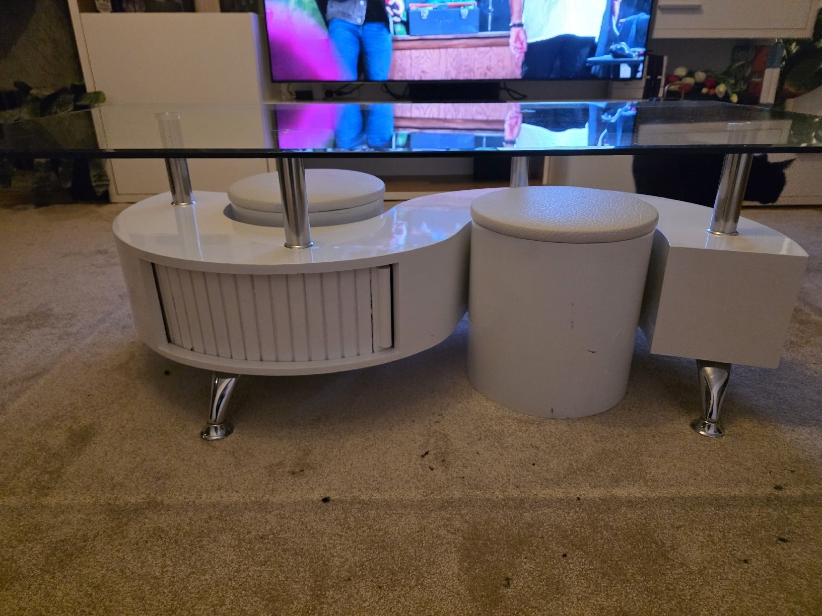 Tische: Couchtisch Weiss mit Glasplatte – Gebraucht aus Luzern von sno_57f8 1