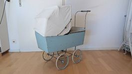 Antiker Puppenwagen, frühe 1960er Jahre