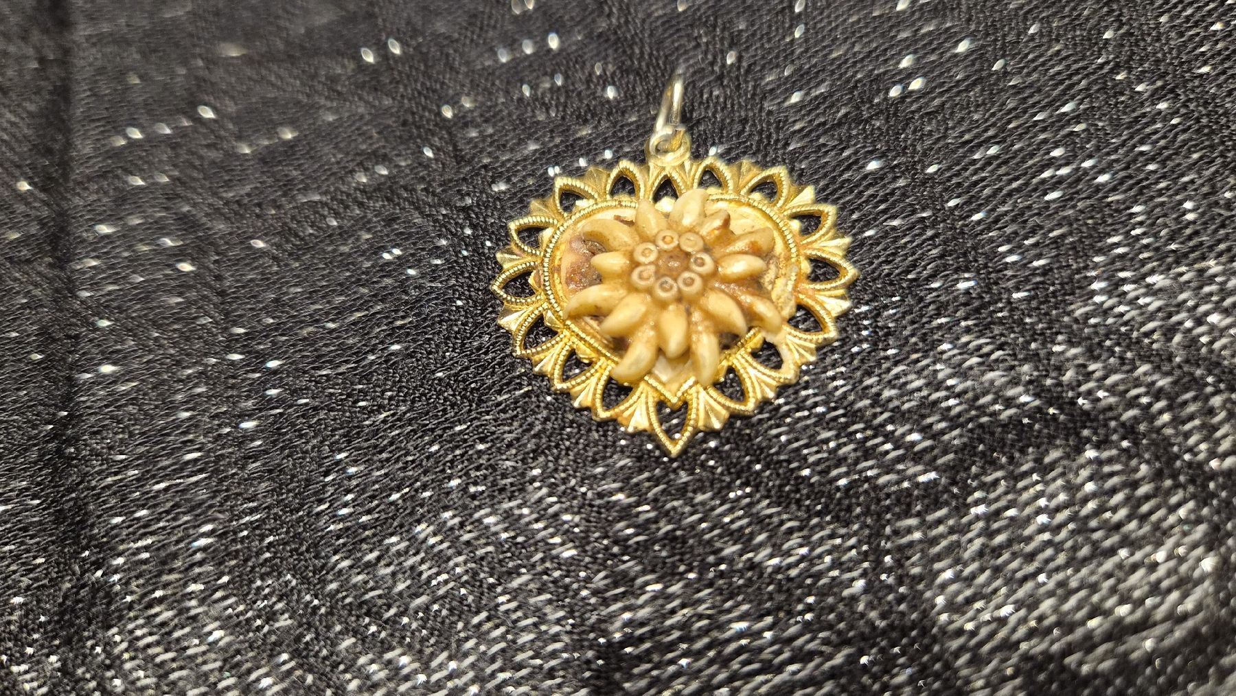 Catenine: Collier grenat vintage avec pendentif edelweiss – Usato da Avry-sur-Matran venduto da cec_nhz8 6