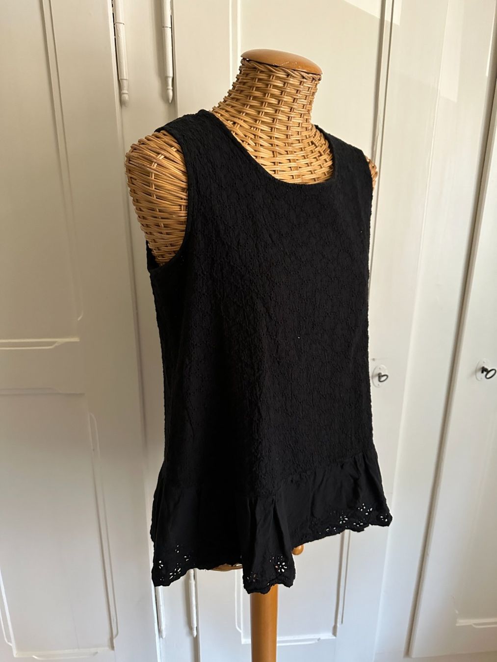 Top: Boho Top schwarz mit Lochstickerei S – Usato da Zürich venduto da Diazaio 1