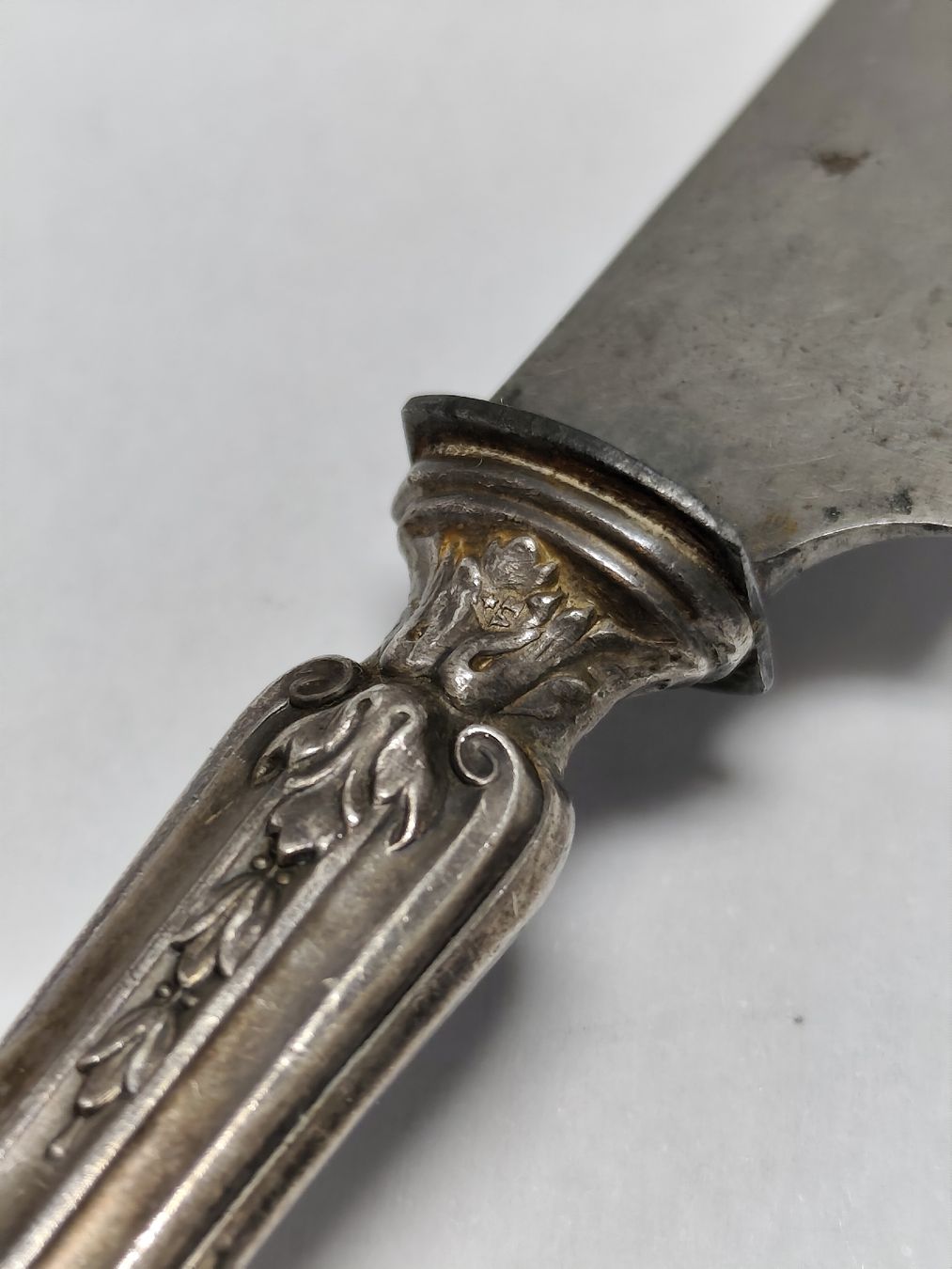 Besteck: Antikes Messer mit kunstvoll verziertem Silbergriff  – Gebraucht aus Châtelaine von Tropic.Watch2 7
