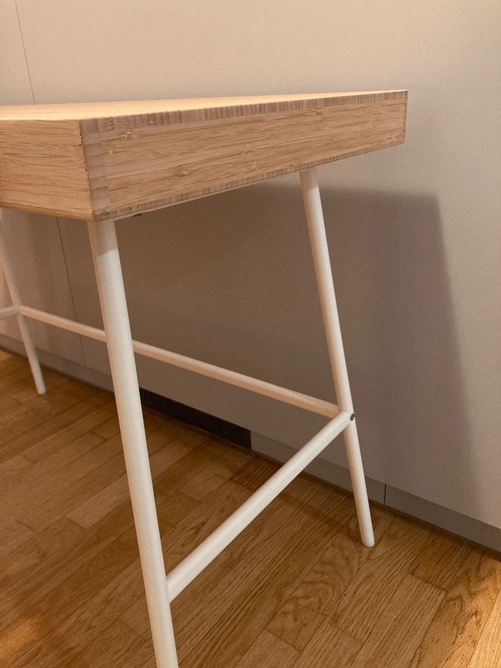 Ikea Scrivanie: Schreibtisch Lillasen – Usato da Zürich venduto da ben_5t7t 3