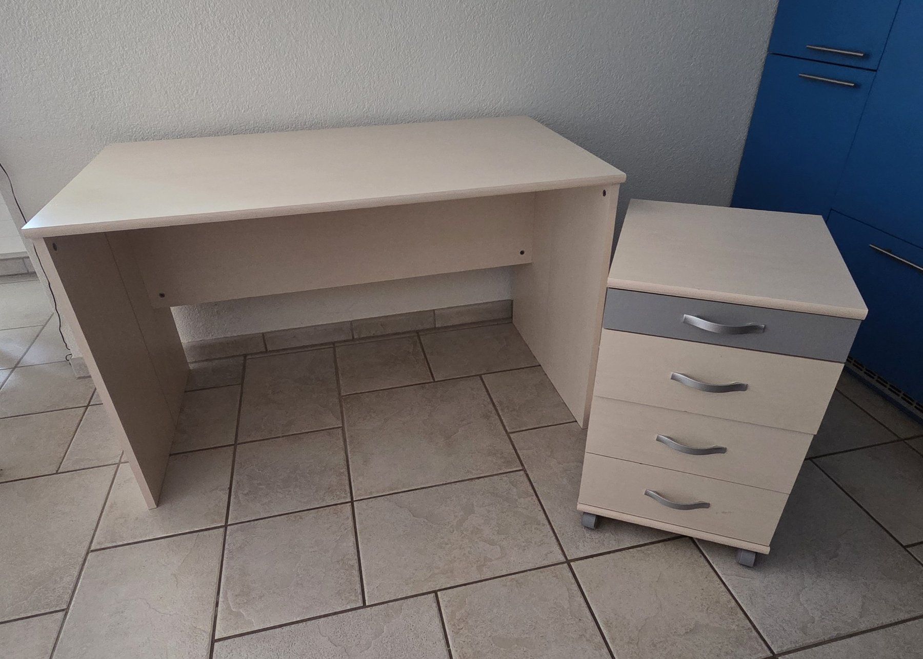 Schreibtische: Schreibtisch mit Korpus – Gebraucht aus Bettlach von Emmy22 1