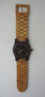 Wanduhr in Form einer Armbanduhr aus Holz mit Quarzwerk