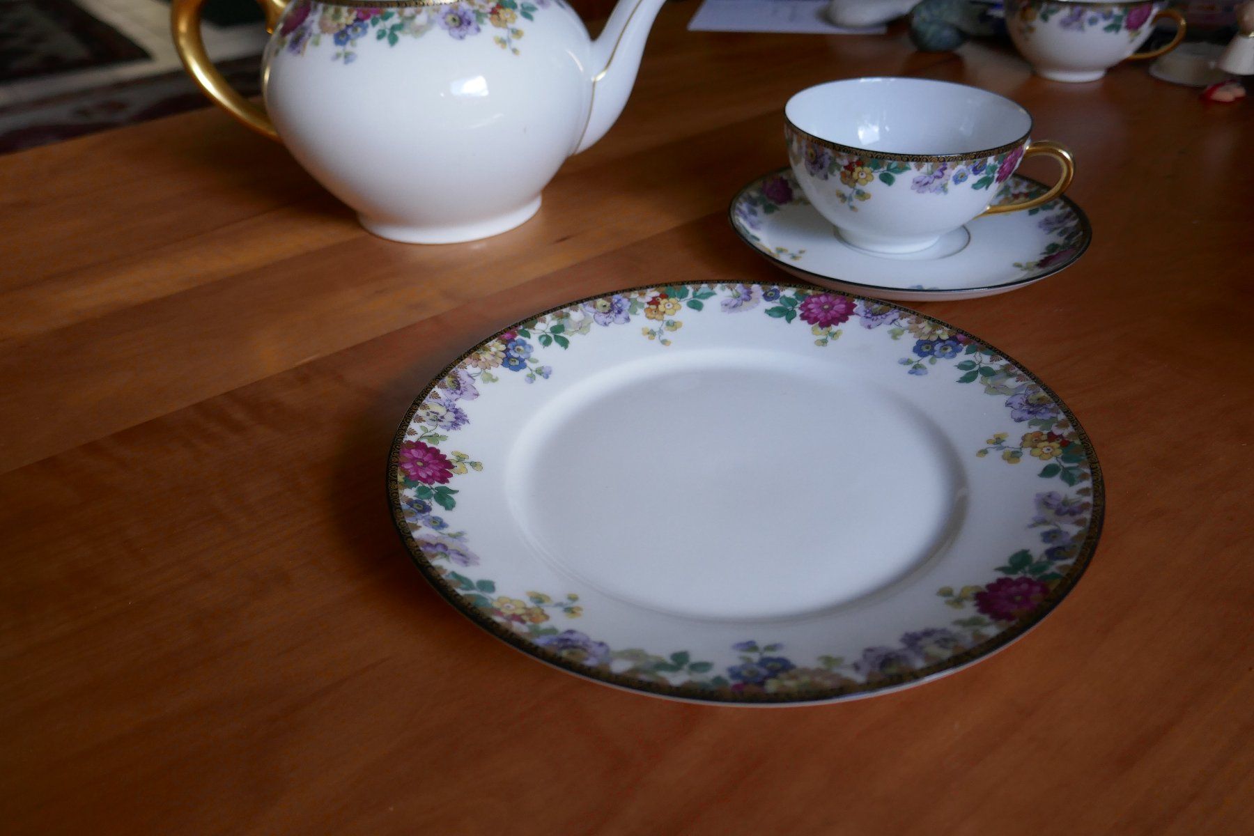 Services de table: Teeservice mit Blumenmuster und Goldrand – D'occasion à lenzburg par sariro 2