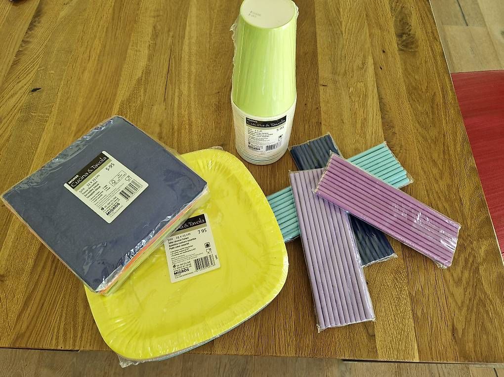 Geschirrsets: Servietten, Teller, Strohhalme,Becher – Neu und originalverpackt aus Tafers von Nathtafers